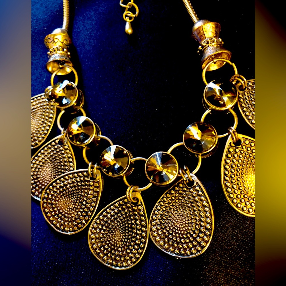 Necklace Showpiece for Women who don’t mind standing out. Faucet gems in Silver